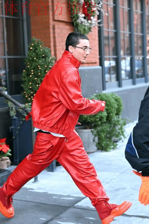 好莱坞明星“甜茶”被拍到全身红衣出行，手上戴着拜仁手套